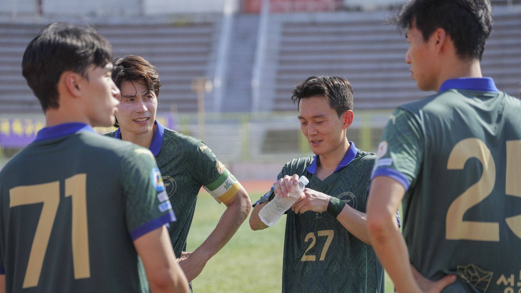 경기 중 물을 나눠 마시며 이야기하는 FC 투게더 선수들